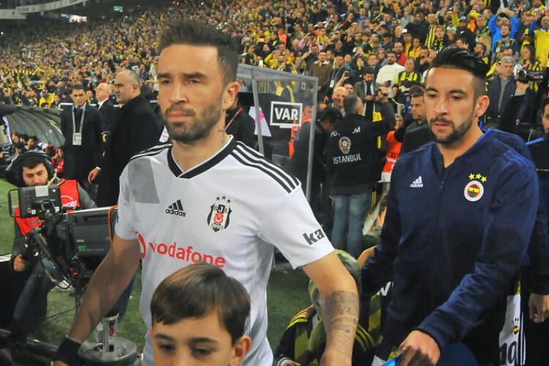 <p><b>DEVREYE GİRDİ </b></p><p>Durum böyle olunca Fenerbahçe'nin, eski futbolcusu için devreye girdiği ortaya çıkmıştı.</p>