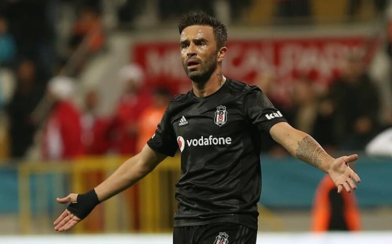 <p>Fenerbahçe'nin Beşiktaş'la anlaşamaması durumunda boşta kalacak tecrübeli isim için resmi teklif yapacağı belirtiliyor.</p>