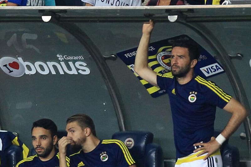 <p>Fenerbahçe ile yaşanan gelişmelerin ardından Beşiktaş yöneticisi Erdal Torunoğulları'nın “Futbolu Fenerbahçeli olarak bırakmak istiyorum” dediği iddia edilen Gökhan Gönül'le görüşüp 'Bunlar doğru mu?' sorusunu yönelttiği ifade edildi.</p>