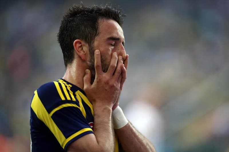 <p><b>BOĞAZIN DİĞER YAKASINA </b></p><p>Ayrılmasına rağmen eski takımı ile ilgili hiçbir zaman kötü bir söz sarf etmeyen, Fenerbahçe’ye gol attıktan sonra sevinmeyen, sosyal medya hesabından kendisi eşi ve çocuğunun sarı lacivert formalı fotoğraflarını kaldırmayan 35 yaşındaki futbolcu 2 yıl daha oynadıktan sonra futbolu ‘Fenerbahçeli Gökhan’ olarak gönül bağı olduğu kulübüyle noktalamayı istediği de edinilen bilgiler arasında.</p>