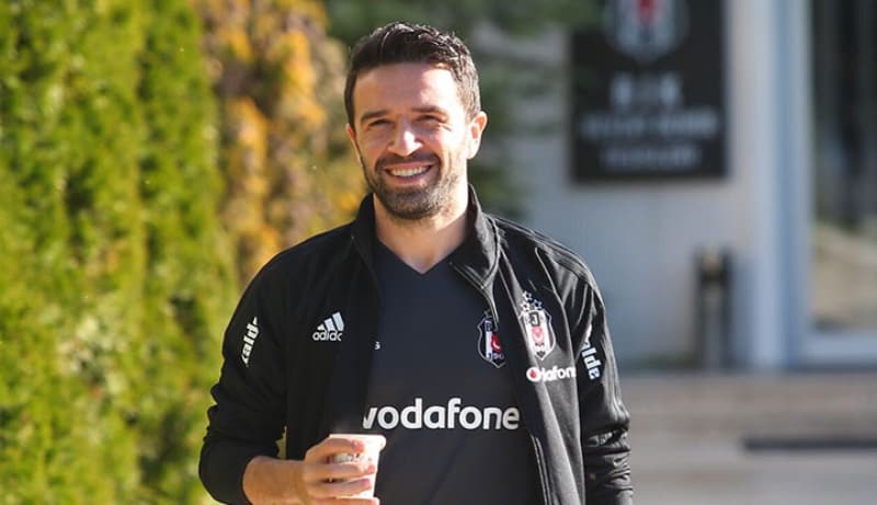 <p>Fenerbahçe, sağ bekte Isla’yı da takımda tutmayı planlanıyor. Gökhan Gönül transferinin gerçekleşmemesi durumunda ise alternatif hazır. <br></p>