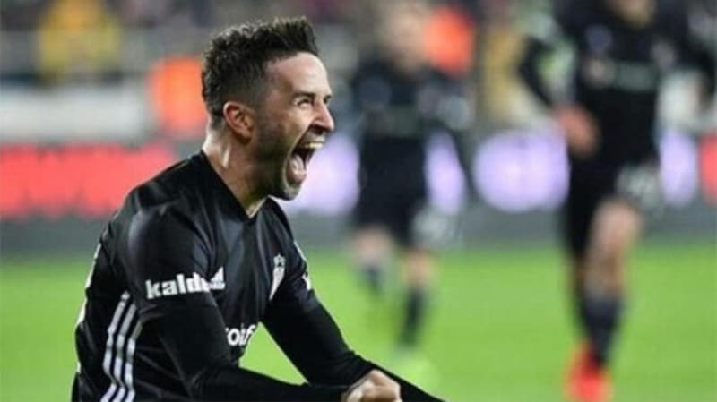 <p>Sarı lacivertliler Gökhan Gönül'ün 1 yıl daha üst düzey futbol oynayabileceğini düşünüyor.</p>