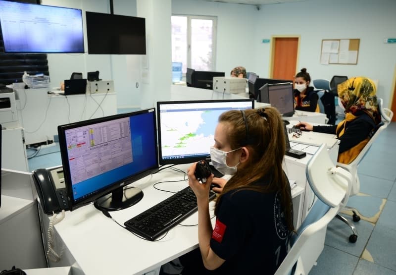 <p>Gnn byk bir blmn tulumlarn ierisinde geiren fedakar salklar, hastalarn salna kavumas iin zverili ekilde alyor.</p>