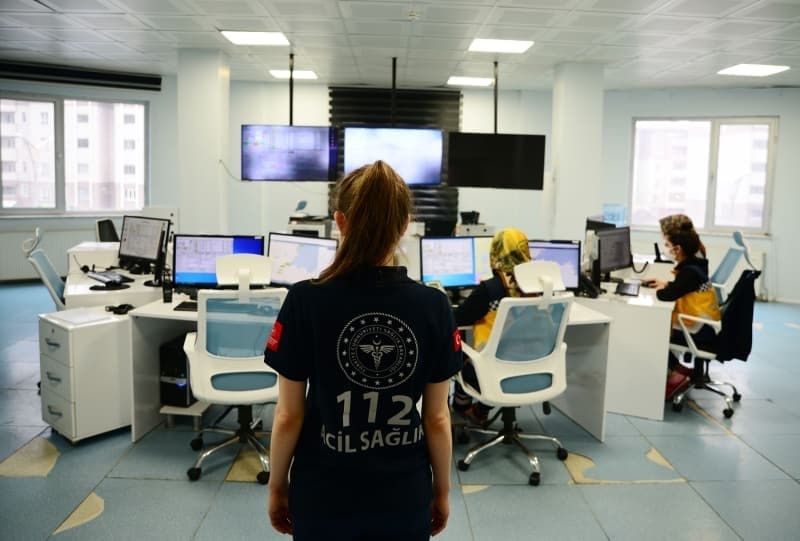 <p>Hastalara mdahalede tedbir amacyla tulum giyen, maske, yz koruyucu siperlik, gzlk ve eldiven takan salk alanlar, vakalarn ilk olarak atelerini lerek gerekli bilgileri aldktan sonra Kovid-19 phesi bulunanlar en ksa srede salgn hastanesine tayor.</p>