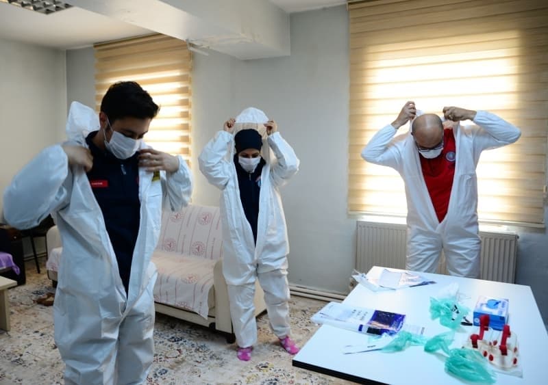 <p>'Bu srete ailemizden ayr kalyoruz. Vakalara tam tehizatl koruyucu giysi tulumu giyip eldiven, maske ve gzlklerimizi takarak gidiyoruz. Tulumlarn ierisinde yaamak biraz zor oluyor ama altk. Bugnk vakamz ise 64 yanda 10-15 gndr ksr ve atei olan bir vatandamz. Hastamz hastaneye ulatrdk. Bu salgn baladndan beri yaammz bu tulumlarn iine sdrm ekilde yayoruz.'</p>