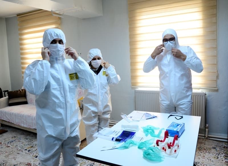 <p>6 yldr paramedik olarak grev yapan Bahar Glmez ise zor bir sreten geildiini belirterek, 'Bu tulum, maske ve gzlklerin iinde hastalarmza en iyi ekilde hizmet verebilmek iin urayoruz. Bu srete vatandalarmzn yanndayz. 7/24 zor artlarda alyoruz. Sizin iin buradayz, siz de evde kaln' diye konutu.</p>