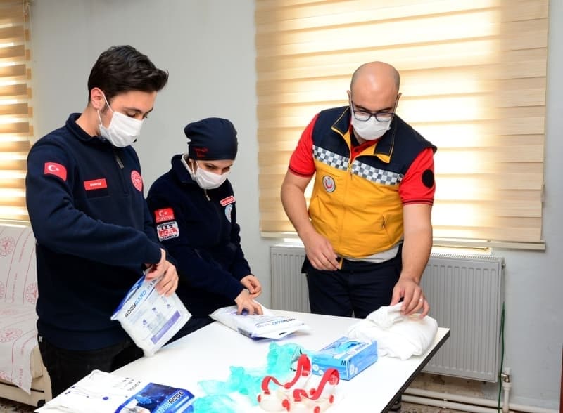 <p>112 Acil Salk doktoru Eren Akman, AA muhabirine yapt aklamada, yaklak 2 aydr Kovid-19 ile aktif ekilde mcadele ettiklerini belirtti.</p>