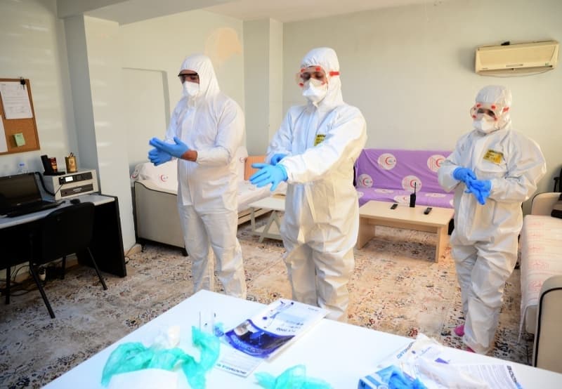 <p>Medikal malzeme ve koruyucu ekipman konusunda eksiklik yaamadklarn kaydeden Dademir, 'Baaryla yrtlen bu srecin tam anlamyla sonuca ulaabilmesi iin alnan tedbirlere sk ekilde uymamz gerekiyor. Rehavete kaplrsak tekrardan yenik debiliriz. O yzden 'evde kal Trkiyem', 'evde kal Bitlis diyoruz.' ifadelerini kulland.</p>