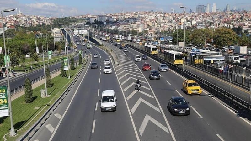 <p>Bakanlığın valiliklere gönderdiği Genelgede, koronavirüs salgınının görüldüğü andan itibaren, Sağlık Bakanlığı ve Bilim Kurulunun önerileri, Cumhurbaşkanı Recep Tayyip Erdoğan, talimatları doğrultusunda; salgının/bulaşın toplum sağlığı ve kamu düzeni açısından oluşturduğu riski yönetme, sosyal izolasyonu temin, sosyal mesafeyi koruma ve yayılım hızını kontrol altında tutma amacıyla birçok tedbir kararı alınarak uygulandığı belirtildi. </p>