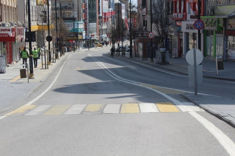 <p>Kısıtlamanın olduğu pazartesi ve salı günleri marketler, bakkallar, manavlar ve kasaplar 10.00-16.00 saatleri arasında faaliyet gösterebilecek. Pazartesi ve salı günleri 65 yaş ve üzeri ile 20 yaş ve altında bulunanlar hariç olmak üzere zorunlu ihtiyaçlarının karşılanması ile sınırlı olmak ve araç kullanmamak şartıyla (engelli vatandaşlar hariç) ikametlerine en yakın market, bakkal, manav ve kasaplara gidip gelebilecek. Aynı saatler arasında marketler, bakkallar, manavlar ve kasaplar adrese servis şeklinde de satış yapabilecek.</p>
