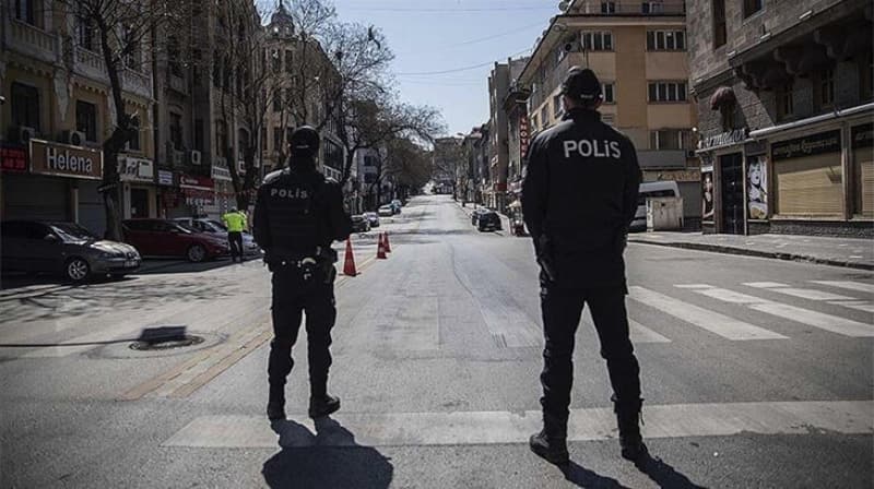 <p>Genelgede, alınan tedbirlerin, bulaşın yayılım hızının düşürülmesine olan etkisinin en üst noktaya taşınabilmesi amacıyla; Büyükşehir statüsündeki 14 ilimiz ile Zonguldak ilini kapsayacak şekilde, İl İdaresi Kanununun 11/C maddesi ile Umumi Hıfzıssıhha Kanununun 27 ve 72 nci maddeleri uyarınca il valileri tarafından aşağıdaki ek tedbirlerin alınması gerektiği ifade edildi.</p>