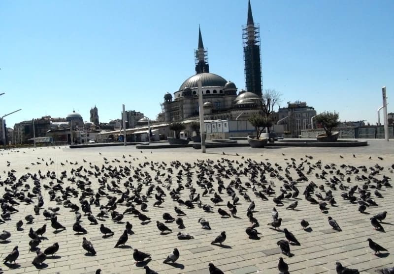 <p><b>ARAÇ GİRİŞ ÇIKIŞ YASAĞININ DEVAM EDECEĞİ 15 İL<br></b><p><b><br></b></p></p><p>Büyükşehir statüsündeki Ankara, Balıkesir, Bursa, Eskişehir, Gaziantep, İstanbul, İzmir, Kayseri, Kocaeli, Konya, Manisa, Sakarya, Samsun, Van ve Zonguldak olmak üzere toplam 15 il sınırları içinde bulunan vatandaşların sokağa çıkmaları kısıtlanacak.</p>