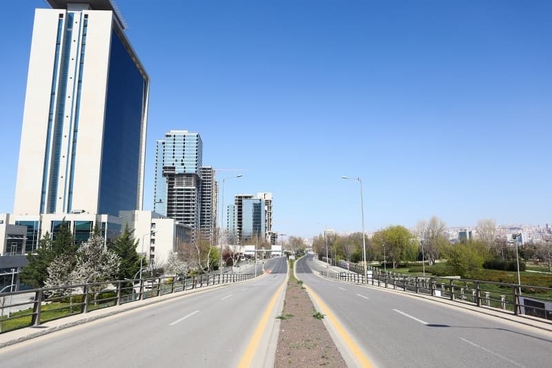 <p>Sokağa çıkma kısıtlaması öncesi Cuma günü market, bakkal, manav ve kasaplar saat 23.00’a kadar faaliyetlerine devam edebilecek.</p>