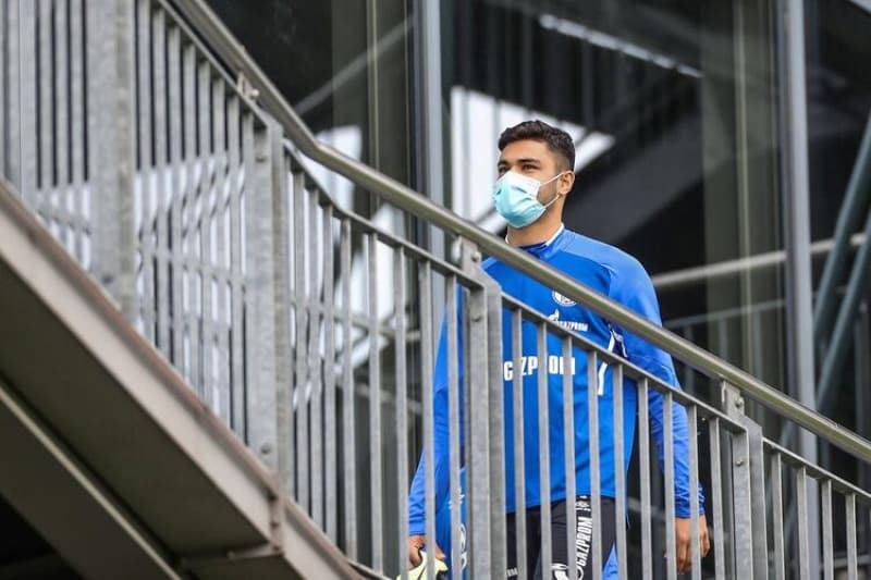 <p>Bayer Leverkusen: 99 Euro Schalke 04: 99 Euro </p>