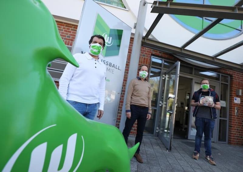 <p>Takımların bu süre boyunca konaklayacakları 'karantina otelleri'nin gecelik fiyatları ise farklılık gösteriyor. Alman basınının yaptığı araştırmada kulüplerin bir oda için ödeyeceği rakam gecelik 520 Euro ile 68 Euro arasında değişiyor.</p>