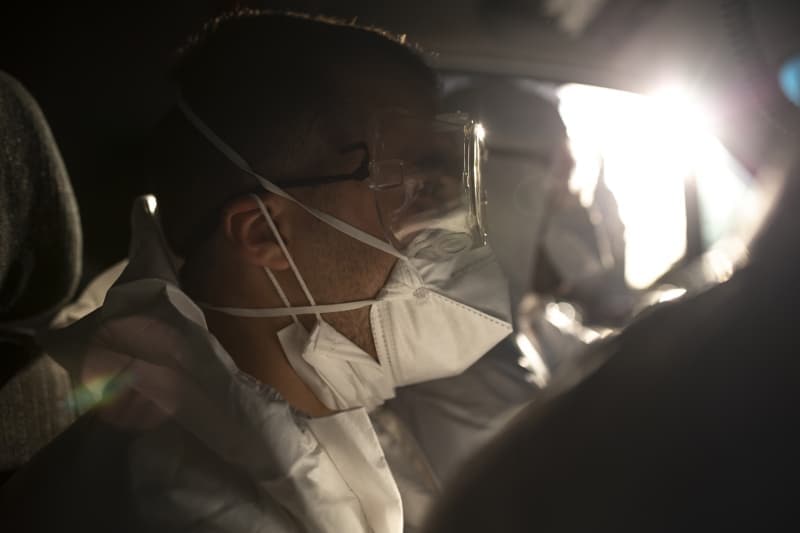 <p>Türkiye'de kararlılıkla sürdürülen Kovid-19 ile mücadele sürecinde İstanbul Sağlık Müdürlüğü İl Ambulans Servisi Başhekimliği Bahçelievler 2 Nolu Acil Yardım İstasyonu ekiplerinin 24 saatlik mesaisi, AA ekibi tarafından görüntülendi.</p>