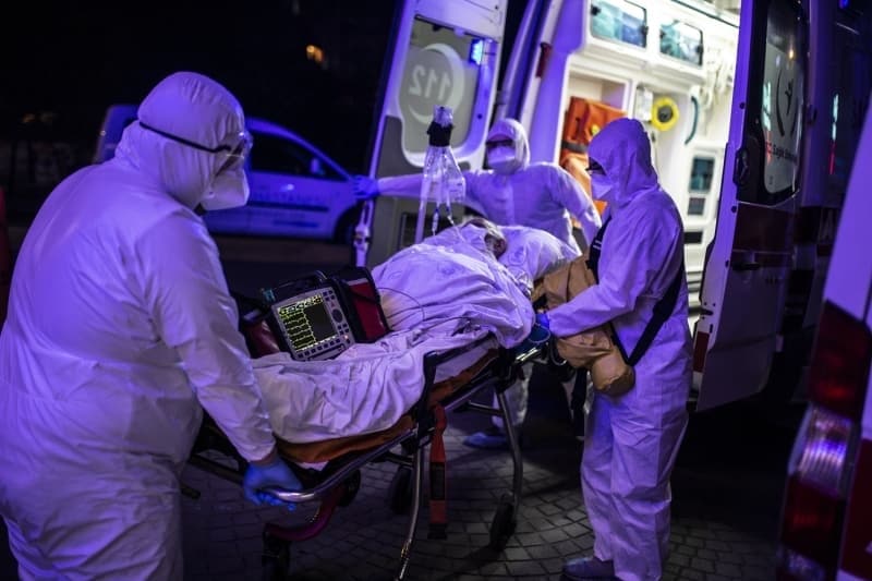 <p>Ekipler, hastayı, hastanedeki sağlık personeline teslim ettikten sonra, yaşamla ölüm arasındaki ince çizgide bulunan insanların yardım çağrılarına koşmak üzere yeniden yola çıkıyor.</p>