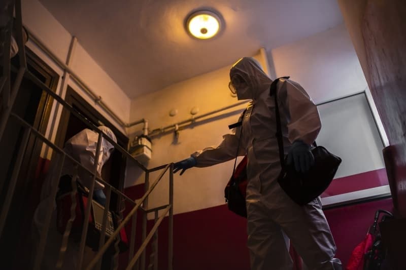 <p>Hastanın ilk önce ateşini ölçüyor, ardından varsa temaslı öyküsünü dinliyor, daha sonra da en uygun hastanenin belirlenmesiyle kişinin nakil işlemlerini gerçekleştiriyor.</p>