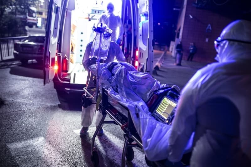 <p>Bu süreç onları duygusal olarak zorlasa da, tüm personel hayat kurtarmanın verdiği gayretle işini eksiksiz sürdürmeye devam ediyor.</p>