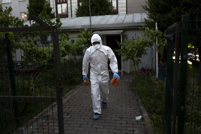 <p>Ekipler, 405 ambulans, 4 dezenfeksiyon ve 2 adet oksijen dolum merkeziyle 282 istasyonda 24 saat görev yapıyor.</p>