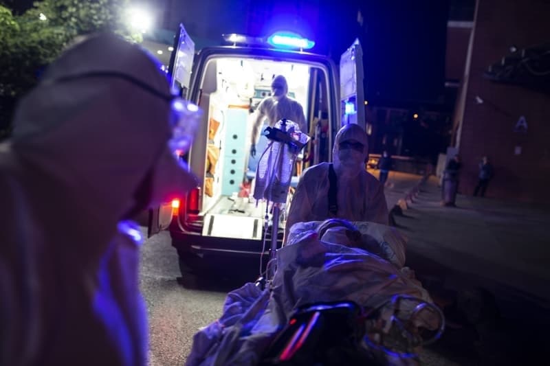 <p>112 ekiplerinde görev alan binlerce personel, yaklaşık iki aydır olası bulaş riskini azaltmak amacıyla diğer sağlık görevlileri gibi evlerinden uzak bir şekilde yaşamlarını sürdürüyor.</p>