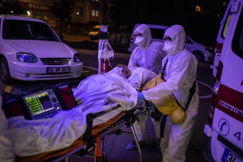 <p>Sevdiklerine özlem dolu günler geçiren 112 personeli, içinde bulunulan ramazan ayı dolayısıyla da iftar ve sahur için mesai arkadaşlarıyla birlikte aynı masayı paylaşıyor.</p>