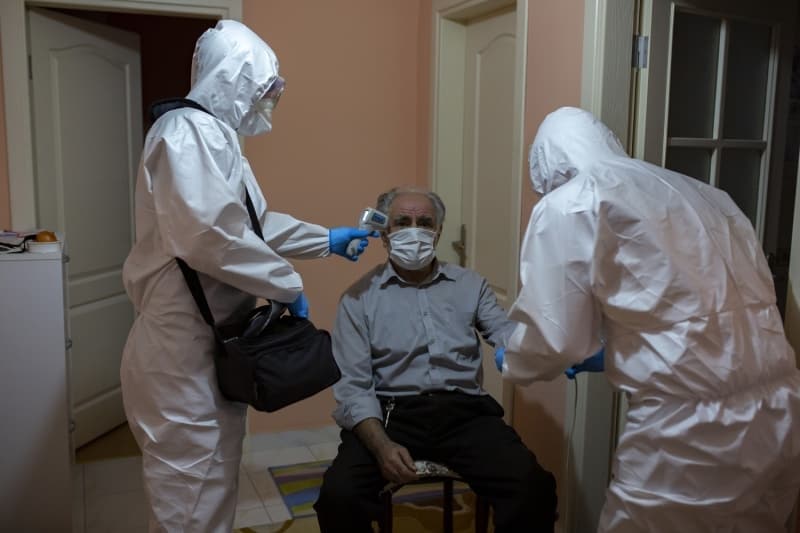 <p>Kovid-19 şüphesi bulunan çağrıya gitmek için süratle tulum, galoş, maske, siperlik ve eldivenden oluşan koruyucu ekipmanını giyerek hazır hale gelen ekipler, verilen adrese ulaştıktan sonra hastanın ilk muayenesini yapıyor.</p>