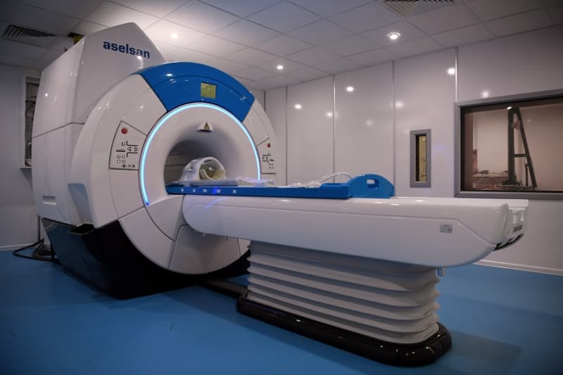 <p>Yeni tip koronavirs (Kovid-19) salgn nedeniyle son dnemde salk sektrndeki almalarn ne ktn belirten Demir, yle devam etti:</p><p>'Bunun ilk rnei de solunum cihaznn gndeme gelmesi oldu. Sanayi ve Teknoloji Bakanlmzn da nclyle yaplan giriimle, bir KOB irketimizle 2 byk savunma sanayi irketimiz bir araya gelerek bir solunum cihaz rettiler ve bunun baars u anda grlyor. Ama almalar sadece bundan ibaret deil. ASELSAN'n zaten almakta olduu 5 adet cihaz daha vard. ASELSAN, bu MR cihaznn yannda suni solunum cihaz, kalp-akcier pompas, mobil x-ray cihaz, ve tanabilir defibrilatr zerinde almalarn srdryor. Yine Bakanlmz bnyesinde ultraviyole dezenfektan konularnda, hem maske hem dier rnlerin gelitirilmesi konusunda almalar hzla devam ediyor.'</p>