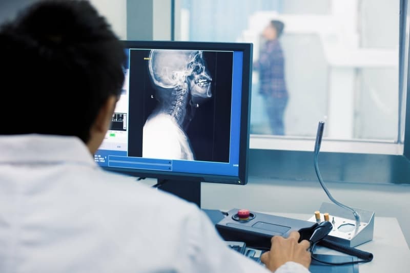 <p>Salk ve savunma sektrlerinde gelitirilen baz temel teknolojilerin uygulanmasndaki benzerliklere de iaret eden Demir, bu durumun oklu kullanm alanlarn artrdnn altn izdi.</p><p>Demir, aklamasn yle srdrd:</p><p>'Gerek savunma alannda askerlerimizin, gvenlik glerimizin sorunlar gerekse renilen elektronik, veri ileme, grnt ileme ve programlama teknikleriyle ilgili salk sektrnde ortak almann oluturulaca bir alan grm durumdayz. Salk, bu oklu kullanm alanlarnn balangc olarak dnlebilir. Bunun yannda enerji, eitli hassas tesis ve sistem koruma almalar, eitli datm sistemlerinin monitr edilmesi ve otomatik kontrolnn salanmas, iletiim sistemleri ve buna ilaveten oluacak siber gvenlik alan, iletiim alan, eitli alanlarda oluan teknolojilerin oklu kullanmyla ilgili devletin de eitli birimleriyle temas halinde almalarmz devam ediyor.'</p>