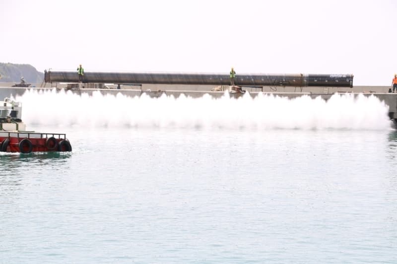 <p>Zonguldak Havalimanı’ndaki genişleme ve uzatma çalışmaları</p><p>Zonguldak Havalimanındaki genişletme ve pist uzatma çalışmalarını da anlatan Bakan Karaismailoğlu, 'Zonguldak için yine çok önemli bir yatırım’a daha değinmek istiyorum. Çaycuma ilçemizde bulunan Zonguldak havalimanı pist genişliği 15 metre artırıyor ve boyunu 3000 metreye çıkartıyoruz. Bu vesileyle şimdiden Kadir gecenizi tebrik ediyor. 19 Mayıs Atatürk’ü Anma ve Gençlik ve Spor Bayramınızı kutluyorum. Filyos limanı da tekrar hayırlı ve uğurlu olmasını diliyorum. Açılışta tekrar görüşmek üzere hepinize selamlarımı saygılarımı iletiyorum' dedi.</p>