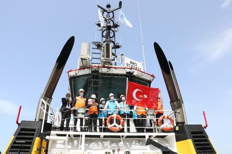 <p>Filyos Limanı’nı yakından ilgilendiren Mithatpaşa Tüneli’ni incelediklerini aktaran Bakan Karaismailoğlu, 'Buraya gelirken yine Filyos limanımıza yakından ilgilendiren bir dev projemiz daha yerinde inceledik. Mithatpaşa Tünelleri. Yapımı devam eden tünellerimiz tamamlandığında Ankara ve İstanbul istikametinden gelen araçlar şehir içine girmeden Kilimli, Filyos sahil yolu güzergahına geçebilecek. Böylece hem kent içi trafiği rahatlayacak. Hem de daha güvenli kısa süreli konforlu bir ulaşım sağlanacaktır. Şimdiden hayırlı olmasını temenni ediyorum. Özellikle Filyos Limanı’nı sadece bir liman olarak düşünmemek lazım. Ülkemizin jeopolitik konumundan maksimum faydalanmak amacıyla uygulamaya koyduğumuz lojistik master planı çerçevesinde en büyük lojistik üslerinden biri Filyos Limanı olacak. Bölgenin kalkınması adına adeta bir lokomotif olacağına inanıyoruz. Ne mutlu bize ki böyle güzel böyle verimli bir vatana sahibiz. Ancak bir vatana sahip olmak o kadar vatan hak etmekle önemlidir. Vatan hak etmek çok çalışmaktan, toprağın denizin insanı ihya etmekle oluyor. Türkiye Cumhuriyeti Ulaştırma ve Altyapı Bakanlığı olarak yaptığımız işlere işte bu anlayışla ve duygularla sarılıyoruz. Sultan Abdülhamid döneminden beri ülkemizin hayali ol an Filyos Limanı projesi Sayın Cumhurbaşkanımızın Recep Tayyip Erdoğan’ın talimatlarıyla hayat buldu. Bu proje ile yakından ilgilenerek bir an önce devreye alınması konusunda her zaman destek verdi. Desteklerinden dolayı kendilerine şükran borçluyuz. Biz de daha güçlü ve müreffeh bir Türkiye hedefiyle Sayın Cumhurbaşkanımızın liderliğinde Ulaştırma ve Altyapı Bakanlığı olarak gece gündüz çalışıyoruz' dedi.</p>