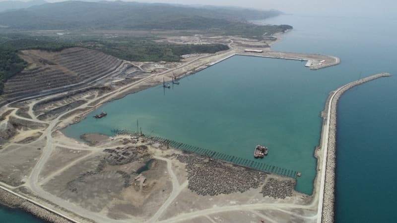 <p>Bakan Karaismailoğlu, hayata geçen projeler ile transit yükü Türkiye üzerinden çekmeye başlandığını hatırlattı. Karaismailoğlu, 'Bakanlık olarak hayata geçirdiğimiz Marmaray, Bakü-Tiflis-Kars, Yavuz Sultan Selim Köprüsü, Avrasya Tüneli, Samsun Sivas Tren hattı, yüksek hızlı tren hatları gibi nice proje ile Çin’den Avrupa’ya hareket eden transit yükü ülkemiz üzerinden çekmeye başladık. Özellikle 30 Ekim 2017 tarihinde faaliyete başlayan Bakü-Tiflis-Kars demiryolu hattı üzerinde orta vadede 3.2 milyon ton uzun vadede ise 6 buçuk milyon ton yük taşıması hedefledik. Hatta Bakü-Tiflis-Kars demiryolu hattında şimdiden kapasite artırımına gittik. Yani hedeflerimizi şimdiden yakalamaya başladık' ifadelerine yer verdi.</p>