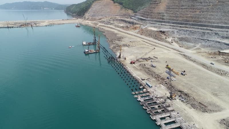 <p>Filyos Limanı’nın önemine değinen Bakan Karaismailoğlu, 'Bu mimaride Filyos Limanı başta Zonguldak olmak üzere ülkemizi uluslararası ulaşım koridorları üzerinde önemini artıracak bir proje olarak görülmektedir. Sadece Zonguldak’ın değil başta Karabük ve Bartın olmak üzere tüm Batı Karadeniz’de, iç Anadolu’nun ana ihracat merkezi haline gelecektir. Ayrıca Rusya, Balkanlar ve Orta Doğu ülkeleri arasındaki potansiyel trafikten kaynaklanacak kombine taşımacılık zincirinin aktarma merkezi olacak ve tüm bölgenin yükünü Karadeniz üzerinden Rusya’ya, Balkanlar’a, İskandinav ülkelerine taşıyacaktır. Filyos Limanı’nda şu anda proje ilerleme oranımız yüzde 67. Projemiz bu yıl sonunda bitirip hizmet almayı hedefliyoruz. Ana mendireği 2 bin 450 metre en derin yeri 19 metre uzunluğu ise rıhtımın uzunluğu ise 3000 metre olacaktır. Elbette sadece Liman yapmak hiç bitmiyor. Bu limanın bağlantı yollarına da en iyi şekilde tesis etmemiz gerekiyor. Bu noktada karayolu ve demiryolu bağlantısı proje fizibilite çalışmalarını tamamladık. En kısa zamanda ihalesini gerçekleştirip inşaatına başlamayı hedefliyoruz' şeklinde konuştu.</p>