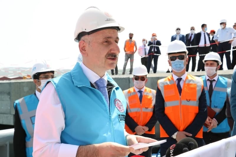 <p>25 milyon ton konteyner elleçleme kapasitesine sahip olacak</p><p>Bakan Karaismailoğlu, 'Tamamlandığında 25 milyon ton konteyner elleçleme kapasitesi ve ülkemizin en büyük lojistik üstlerinden birisi olacak olan Filyos Limanında sizlerle bir araya gelmekten büyük bir memnuniyet duymaktayız. Her konuda olduğu gibi limancılık sektörümüzü geliştirmek ve zamana uygun tesislere eriştirmek için var gücümüzle çalışıyoruz. Dünyadaki zenginlik merkezlerinde önemli değişmeler yaşanmaktadır. Yeni dönem bizim coğrafyamızın da içinde bulunduğu bölgelerin dönemi olacaktır. Anadolu, Kafkasya, Orta Asya ve hatta Çin batısına kadar olan bölge hem taşımacılık hem ticaret hem turizm bakımından çok daha önemli hale gelecektir. Bu nedenle biz Türkiye’yi en kısa sürede Asya, Avrupa, Kuzey Afrika, Ortadoğu, Kafkaslar ve kuzey Karadeniz ülkeler arasında ulaşımın her modunda uluslararası bir koridora çevirmeye çalışıyoruz. Onun için lojistik master planı çerçevesinde çalışmalarımızı sürdürüyoruz. Ülkemiz üç dört saatlik uçuş ile 1.6 milyar insanın yaşadığı coğrafyalar bulaşabilen muazzam bir konumdadır. Sadece İpek yolu üzerindeki doğu-batı zorunda değil, Kafkas ülkeleri ve Rusya’dan Afrika’ya uzanan kuzey-güney koridorlarında tam ortasında bulunuyor. Bu nedenle tüm ulaşım politikalarımız yatırımlarımız, uluslararası koridorlarda doğu-batı, kuzey-güney aksında yer alan Asya,Avrupa ve Rusya, Ortadoğu coğrafyasını kapsayacak şekildedir' şeklinde konuştu.</p>