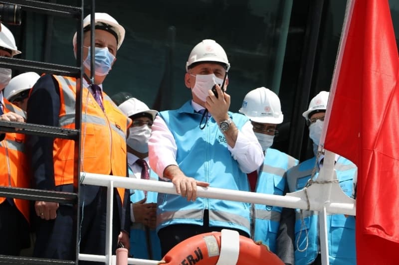 <p>Ardından açıklamalarda bulunan Bakan Adil Karaismailoğlu, 'Türkiyemiz bu gün dünyanın en büyük ekonomilerinden biri olarak ulaştırma faaliyetleri açısından ve bizleri gururlandıran benzersiz bir rekabet gücüne sahiptir. Ülkemizi ve vatandaşlarımızı kara, hava, demir ve deniz yollarımızı haberleşme alt yapımızla büyüklüğümüze ve hedeflerimize yaraşır olanakları eriştirdik. Ülkemizin dört bir yanında yürüyen projelerimizde hem ülke sınırları içinde çok mutlu bir ulaşım sistemi oluşturduk hem de bölgemizde ve dünyada tüm ulaşım ağları ile bağlantılarımızı sağladık' dedi.</p>