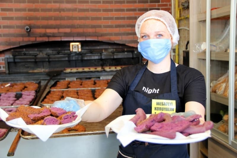 <p>Mor simidin günlük atıştırmaya çok uygun olduğunu ve 'mor misk' bileşeninden yapılan ürünlerin yaygınlaşmasının sağlık açısından faydalı olacağını vurgulayan Kara, vatandaşlara bu simitten ikram etti.</p>