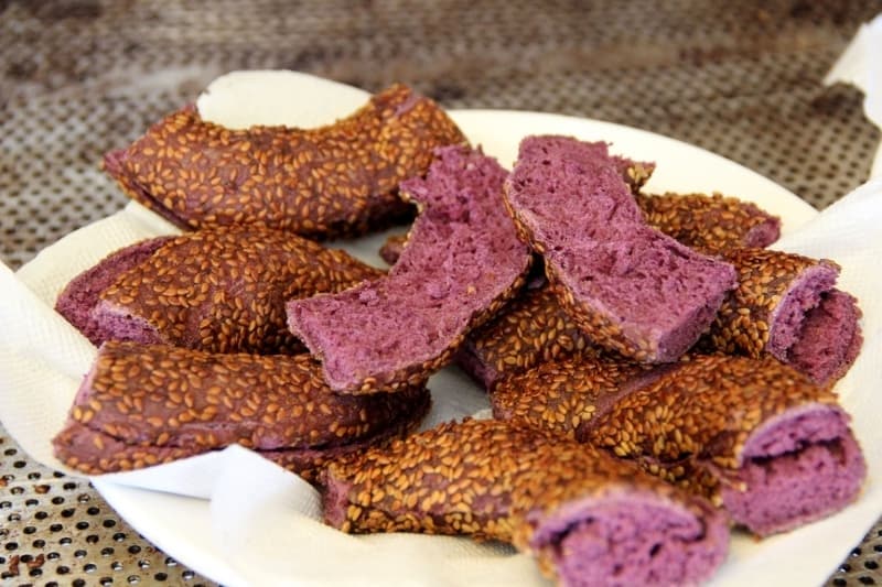 <p>Fırıncı Çin ise Edirne'de bir ilki gerçekleştirdiklerini, talebe göre mor simit üretimini artırmayı planladıklarını kaydetti.</p>