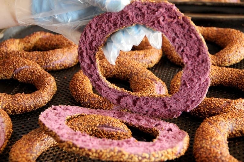 <p>'Bu bileşeni unlu mamullere katarak tüketirsek, diyabetin komplikasyonlarını engelleyip ve iki hafta içinde diyabeti kontrol altına alabiliyoruz. Uzun süre kullanıldığında hipertansiyonu düzeltiyor. Tansiyon ilaçlarının kullanılmasına gerek kalmayacak şekilde iyileştiriyor.' ifadelerini kullandı.</p>