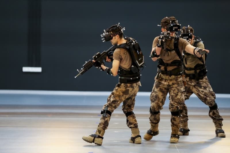 <p>Demir, eğitimde senaryo sınırının olmadığının altını çizerek, 'Hedef ve personel hareketli. Onun ötesinde hedeften aksiyon alabileceğim bir olayı gerçek hayatta simüle etmem mümkün değil. Biz burada bunu yaşatabiliyoruz</p>