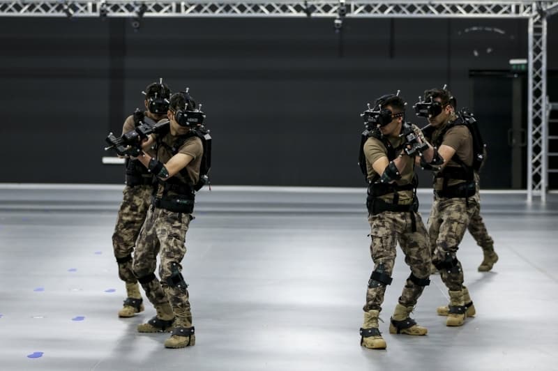 <p>Türkiye genelinde görev yapan özel harekat polislerinin belli dönemlerde hizmet içi eğitime tabi tutulduğunu, geldiğinde diğer eğitimlerin yanı sıra bu eğitimden de geçtiğini belirten Demir, söz konusu uygulama sayesinde maddi tasarruf sağlandığını da sözlerine ekledi.</p>