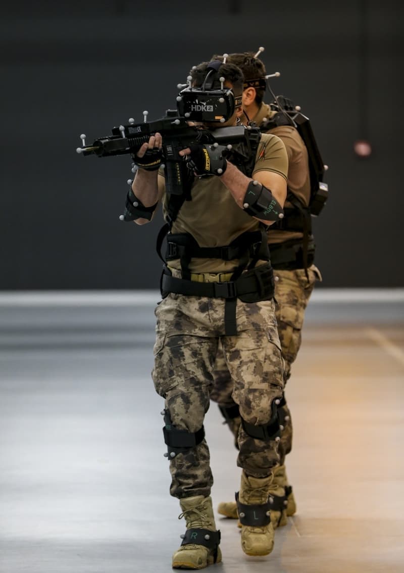 <p>Teröristleri öyle yerleştiriyoruz ki operasyon bittikten sonra eğitime katılan arkadaşlarımız bile 'ben burada terörist olabileceğini düşünemezdim' diyor. Biz bu eğitimler sayesinde farkındalık sağlamış oluyoruz' diye konuştu.</p>