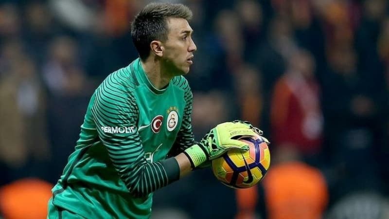 <p><b>İNDİRİM %30 DEĞİL %15</b></p><p>Galatasaray anlaşma sağlanan yeni teklifinde futbolcularından yüzde 30 değil yüzde 15 indirim talebinde bulundu. Sarı kırmızılı kulübün bu adımına ise futbolculardan da olumlu yanıt geldi.</p>