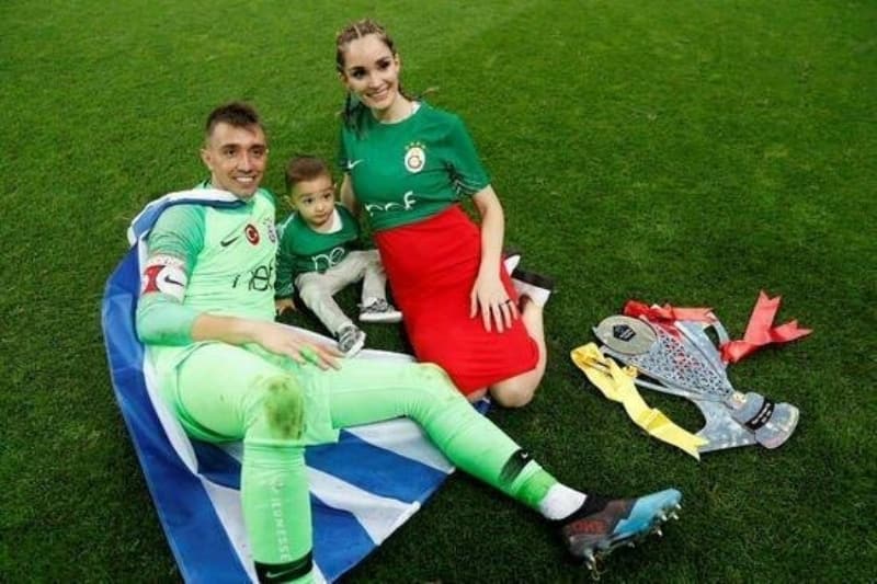 <p><b>ŞAMPİYONLUĞA %5 İADE</b></p><p>Yıllık ücretlerinde yüzde 15 indirim talebini kabul eden Galatasaraylı futbolcular, şampiyonluğa ulaşırsa yönetim bu başarıyı ücret iadesi ile ödüllendirecek. Şampiyonluk gelirse tüm futbolculara indirimin yüzde 5'lik kısmı iade edilecek. Böylelikle şampiyonluk halinde oyuncuların yaptığı indirim yüzde 10 olacak.</p>