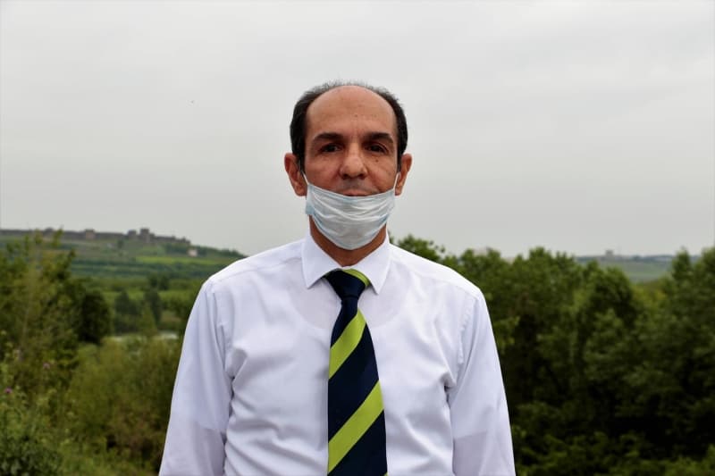 <p>'u an suyun rengi yeil. Belki gzel grnebilir ama bu ar deterjan kullanmnn bir belirtisi. eriindeki kimyasallar alglerin fazla oalmasna neden olur ki biz buna alg patlamas deriz. Bundan dolay nehir u an yeil renkli grnyor. Bu ideal bir durum deildir. Eer biz o kirleticileri artarak nehre verebilirsek nehirden 10 binlerce ton balk elde edebiliriz. Bu Diyarbakr iin deyim yerindeyse bir balk tarlasdr. Halkn besin ihtiyacn, et ihtiyacn da karlayabiliriz eer biz nehri temiz tutabilirsek.'</p>