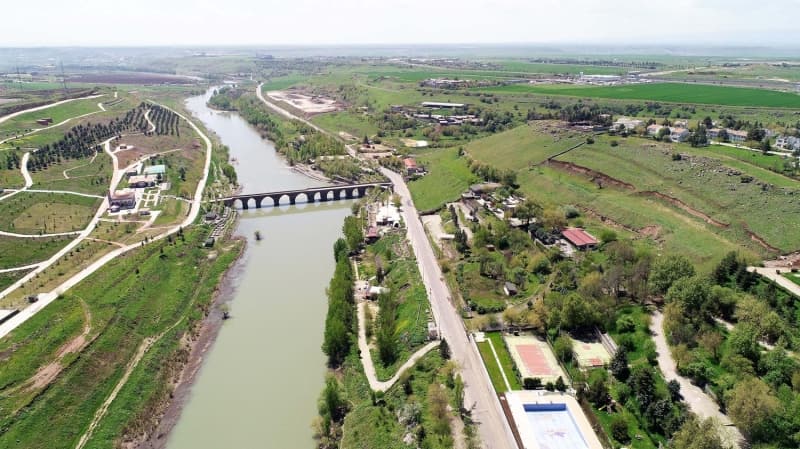 <p>Dicle Nehri'nden ime suyu ve kullanma suyu temin edildiine de dikkat eken Prof. Dr. Kl, unlar kaydetti:</p>