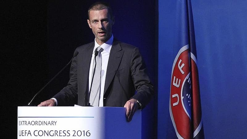 <p><b>'VİRÜS ÇIKARSA FUTBOL DURMAZ'</b></p><p><br></p><p><b>- Bir insan enfekteyse 2 hafta karantinada kalması kuralı zorunlu. UEFA, koronavirüs pozitif olan biri olursa turnuvaları hakkında nasıl karar verecek?</b></p><p><br></p><p>'Bilim adamların tüm kararlarına ve kurallarına saygı duyuyoruz. Kamu sağlığını korumak için müthiş bir sorumlulukları var. Maçlar oynanırken bir oyuncunun koronavirüs testinin pozitif çıkması durumunda öncelik, turnuvanın devam etmesidir. Bu konuda bir yetkinliğim yok ama Almanya'nın kurallarına bakıyorum. Çözümleri çok başarılı, adaptif, hedefe yönelik ve liglerin devam etmesini sağlayacak şekilde. Almanya da liglerin aniden durdurulmasını bir formül olarak görmüyor.'</p>