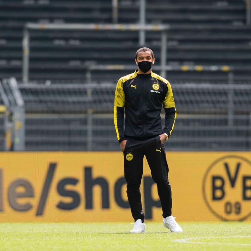 <p>Borussia Dortmund Kulübü, futbolcularının maske ile yeşil zemin üzerindeki fotoğraflarını paylaşırken, 'Yeni Normal' başlığını attı.</p>