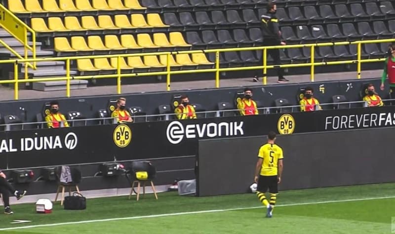 <p><b>SOSYAL MESAFELİ YEDEK KULÜBESİ</b><br></p><p><br></p><p>Almanya'da hükümetin ve federasyonun ortak kararı ile birlikte alınan önlemler kapsamında takımların yedek kulübelerinde bulunan futbolcular ve teknik heyet çalışanları, hem sosyal mesafeye dikkat etti, hem de maske taktı.</p>