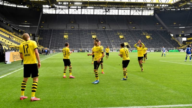 <p>Borussia Dortmund oyuncuları gol sevinci sırasında da sosyal mesafe kuralını uyguladılar.</p>