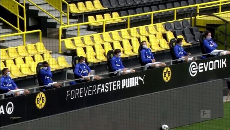 <p>Almanya Bundesliga'nın 26'ncı haftasında Borussia Dortmund ile Schalke 04'ün Ruhr derbisinde karşı karşıya geldiği müsabakada da oyuncular sosyal mesafeye uygun olarak otururken, maskelerini takmayı da ihmal etmediler.</p>